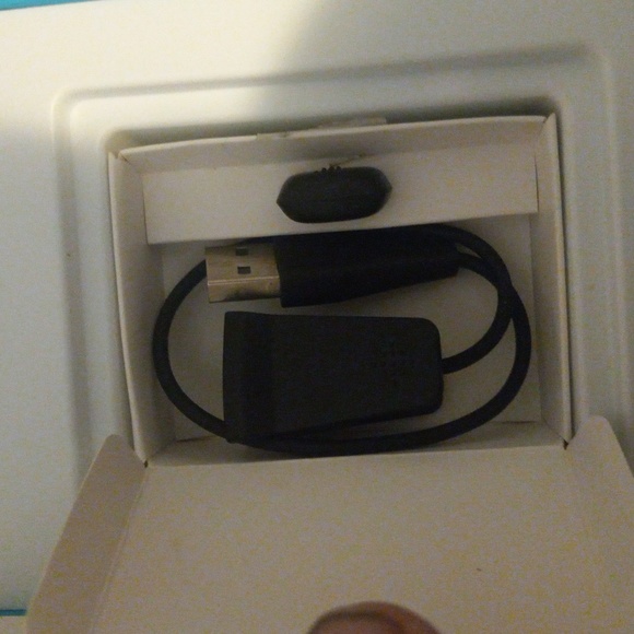 Fitbit Alta fitness/sleep tracker bundle - Picture 5 of 9